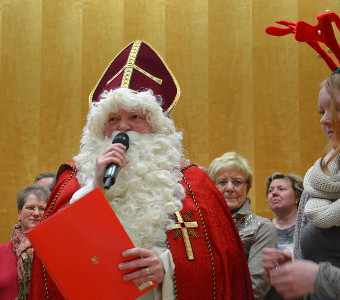 Der Nikolaus begrüßt die Senioren